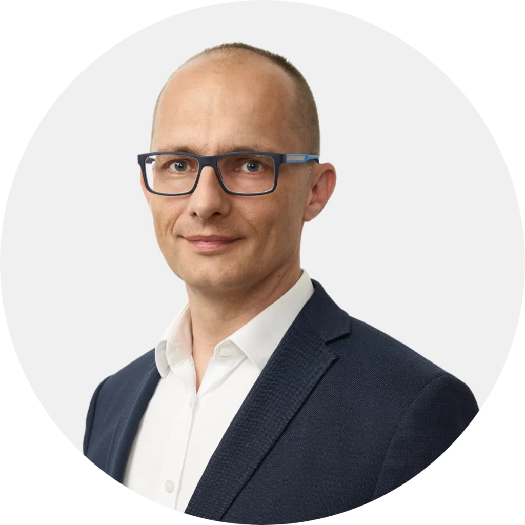 Profesjonalne, ale na luzie zdjęcia zespołu przy pracy w biurze